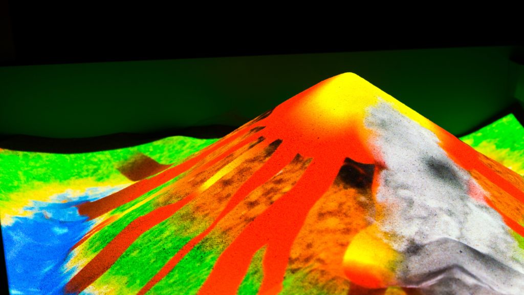 interaktivnaya-pesochnica-izverzhenie-vulkana-1024x576.jpg